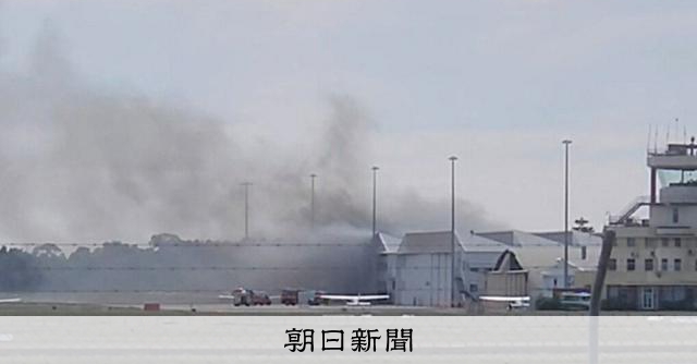 豪州南部で訓練機墜落、2人死亡　うち1人は日本人、豪メディア報道 
 
オーストラリア南部アデレード近郊のパラフィールド空港で4月29日、小型機が格納庫に墜落する事故があった。