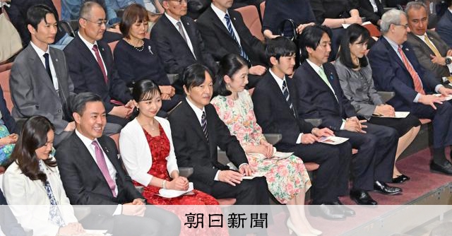 秋篠宮ご一家、パラグアイ・ハープ演奏会を鑑賞　日本移住90年記念 
 
秋篠宮ご夫妻と次女佳子さま、長男悠仁さまは3日、東京都足立区の東京芸術センター天空劇場で開かれたパラグアイ・ハープ（アルパ）デュオコンサートを鑑賞した。