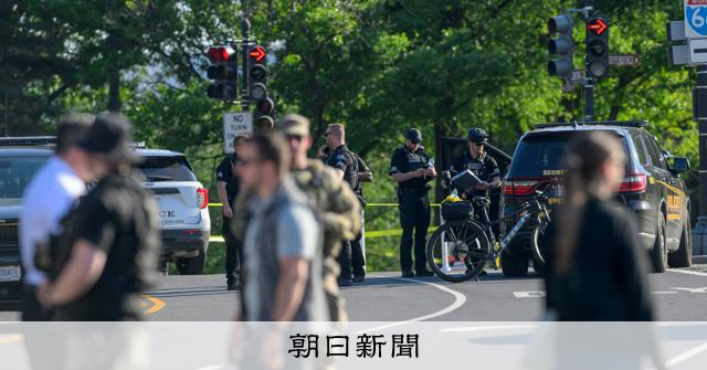 ホワイトハウス近くで警護隊と男が銃撃戦　「トランプ氏に危険なし」 
 
米ワシントン中心部で4日午後3時半（日本時間5日午前4時半）ごろ、シークレットサービス（大統領警護隊）と武装した男の間で銃撃戦があった。男は負傷して拘束され、容体は不明。