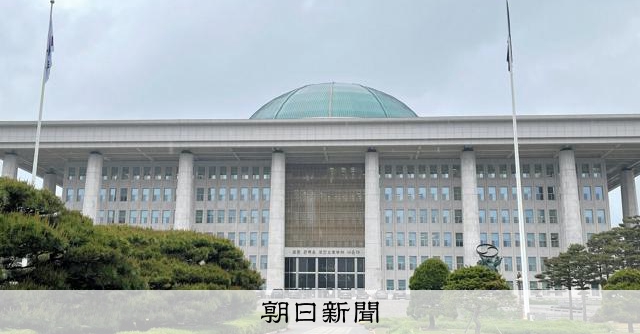 戒厳など巡る韓国の憲法改正案、投票不成立　最大野党のボイコットで 
 
韓国の国会で7日、戒厳に対する国会の権限を強める内容を柱とする憲法改正案の採決を保守系最大野党・国民の力がボイコットし、投票自体が不成立となった。