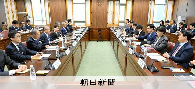 日韓が初の外務・防衛次官級協議　安全保障協力の強化図る 
 
日韓両政府は7日、外務・防衛の初の次官級協議（2プラス2）をソウルで開いた。日韓、日米韓の安全保障協力を含む戦略的な連携を、着実に強化していくことの重要性で一致した。
