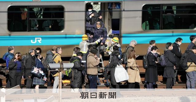 首都圏JR線トラブルで再発防止策　修繕費300億円増、点検にAI 
 
首都圏のJR線で相次いだ輸送トラブルをめぐり、JR東日本は8日、修繕費を約300億円増やしたり、設備点検にAI（人工知能）やドローンを導入したりする再発防止策を発表した。