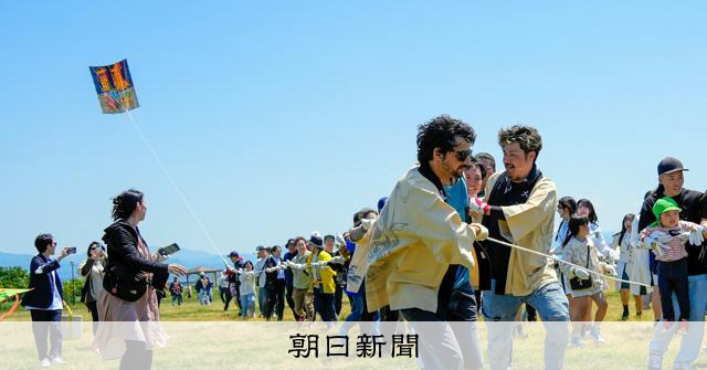 復興願う12畳分の大だこ、青空に舞う 石川・内灘 [石川県]：朝日新聞