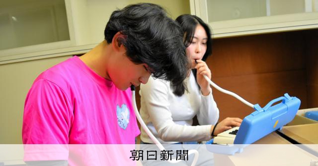 大学生たちがハーモニカでカンボジア支援