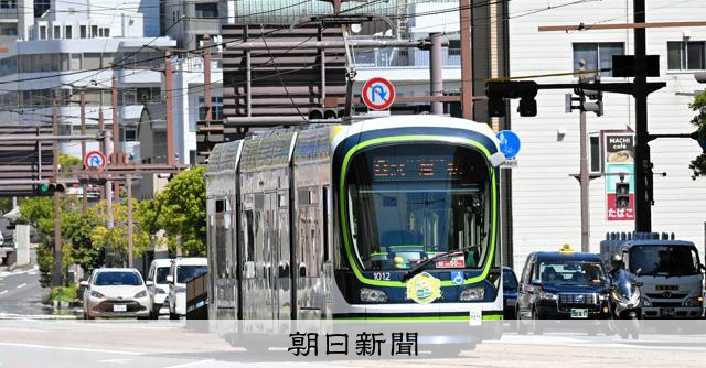 路面電車をアップデート 「40キロの壁」越えに広島電鉄が道開く 
 
日本最大規模の路面電車網を持つ広島電鉄（本社・広島市）が今春、ある挑戦を始めた。電車の最高速度を引き上げる実験で、成功すれば全国の路面電車の未来を変える可能性もあるという。