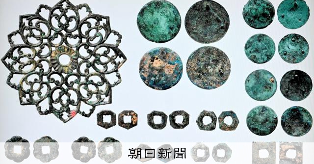 飛鳥の王陵級古墳で限定利用か　高松塚古墳の棺金具の装着法が判明 
 
国宝壁画「飛鳥美人」で知られる奈良県明日香村の高松塚古墳（特別史跡、7世紀末～8世紀初め）の出土品について、発掘調査から約50年ぶりに行われた再整理の結果をまとめた報告書が刊行された。