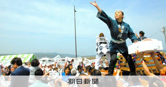 宙舞う毛ガニ、ヘルメット姿で争奪 網走で23・24日、春カニ合戦 [北海道]：朝日新聞