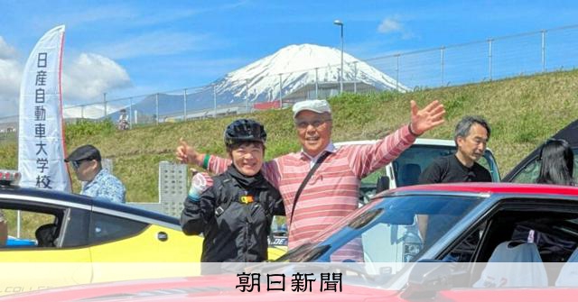 色がない世界で見た「赤」、7年後の再会 豪雨被害で茶色一色の町に