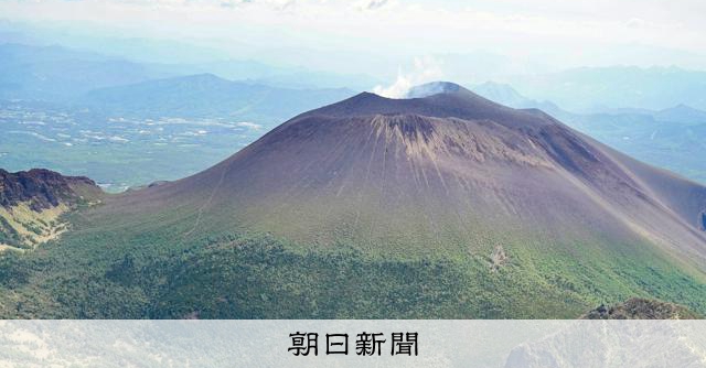 浅間山の噴火警戒レベルを1に引き下げ、3年ぶり　火山性地震が減少 
 
気象庁は22日、群馬・長野県境にまたがる浅間山について、5段階ある噴火警戒レベルを2（火口周辺規制）から1（活火山であることに留意）に引き下げた。2023年3月からレベル2が続いていた。