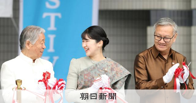 愛子公主身著綠色民族服飾出席寮國節，為歡迎之舞鼓掌