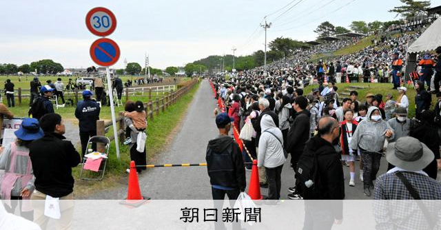 福島「相馬野馬追」甲冑競馬で馬が場外へ、観客らと接触　3人搬送
