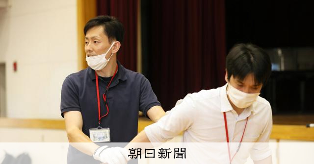 不審者相手に、刺又を正しく使えますか? 付属池田小で警察官が講習