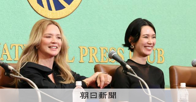 カンヌ日本人初の女優賞岡本多緒さん、濱口竜介監督らと凱旋会見 
 
第79回カンヌ国際映画祭の長編コンペティション部門で、ともに女優賞を受賞した岡本多緒（たお）さん（41）、ビルジニー・エフィラさん（49）らが26日、東京都千代田区の日本記者クラブで会見。