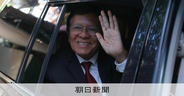 カンボジア、旧最大野党の元党首を恩赦　欧米の批判をかわす狙いか 
 
カンボジアの前首相で元首代行を務めるフン・セン上院議長は25日、国家反逆罪で禁錮27年の判決を受けていた旧最大野党・救国党のケム・ソカ元党首に恩赦を与えると発表した。