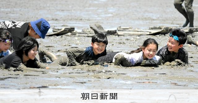 鹿島ガタリンピック開催 参加者は泥だらけで笑顔 [佐賀県]：朝日新聞