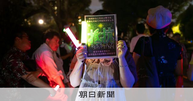 國會前「光」的集結：白色花束與編織品，多元表達反戰訴求