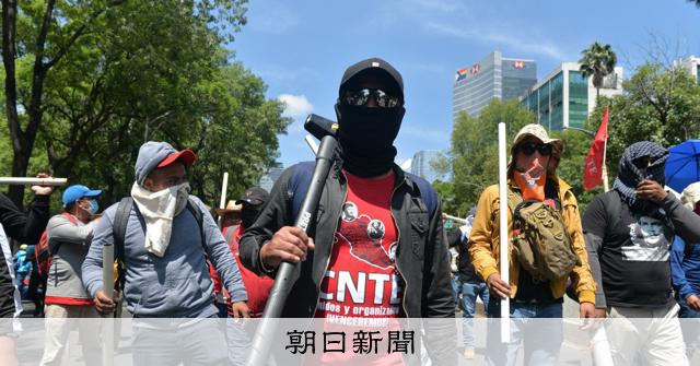 「W杯をボイコット」メキシコで教員が大規模デモ、鉄パイプで車破壊