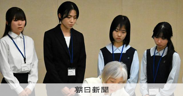 原爆死没者名簿の記帳、広島市ではじまる　新たな記帳者14人も見学 
 
広島市の原爆死没者名簿に、昨年8月6日以降に死亡が確認された被爆者の名前を書き加える記帳作業が4日、市役所で始まった。