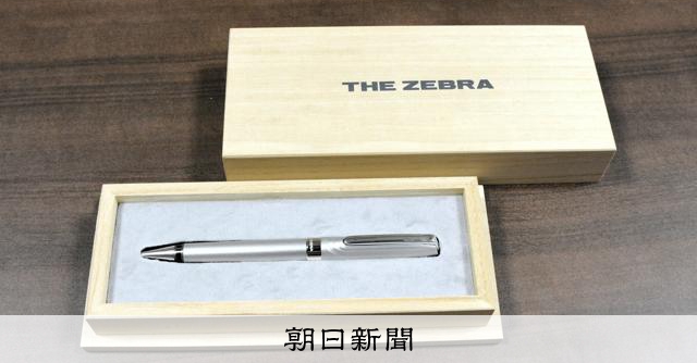 ゼブラの「全必殺技」を詰め込んだボールペン　6万円でも予約待ち 
 
老舗文具メーカーのゼブラが売り出した6万円近いボー
