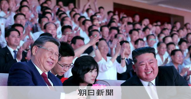 習近平氏が訪問先の平壌で珍しい眼鏡姿　北朝鮮メディアが写真を配信 
 
北朝鮮の朝鮮中央通信は9日、北朝鮮を訪問した中国