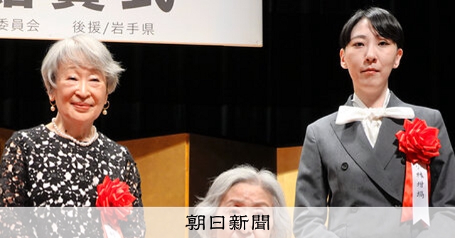 100歳の歌人「言葉が規制されぬ世界を」 詩歌文学館賞、贈賞式