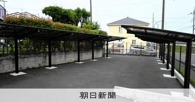 座間市職員專用停車場未經許可違建，市府已開始拆除屋頂