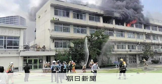 東京小學音樂室竄火，至少11人受傷