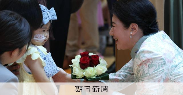 「きれいなお花だね」花束受け取った皇后さま 小児がんセンター視察:朝日新聞