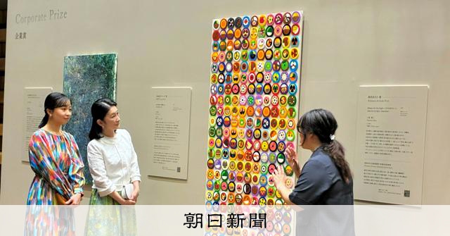 紀子妃與佳子公主欣賞身障作家藝術作品