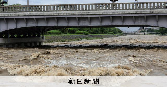 關西地區暴雨，淀川水系一度發布氾濫危險警報，鐵路班次也陸續停駛