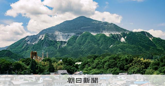 秩父盆地から望む異様な形の山 見た目変わっても地元の誇り 武甲山