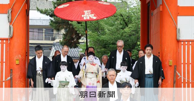 京都・祇園祭が幕開け 長刀鉾稚児ら「お千度の儀」 八坂神社:朝日新聞