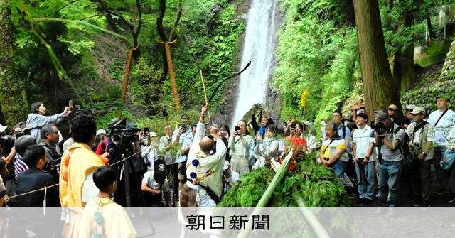 夏の行楽シーズン、破魔矢で安全祈願 第100回養老の「滝開き式」 [岐阜