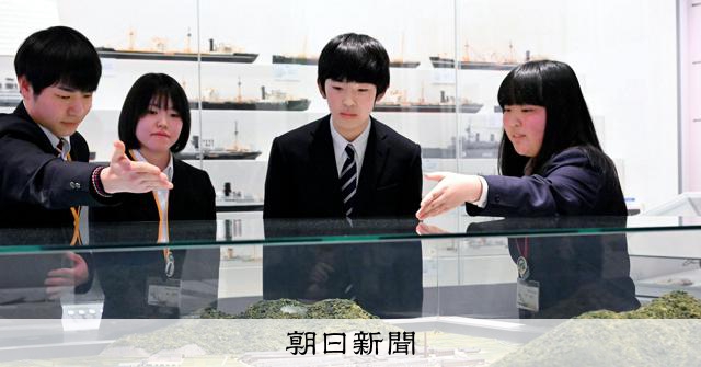2018年7月30日、秋篠宮悠仁さま、しょうけい館で銃弾の穴が開いた帽子や眼鏡を両親と見て声を上げる