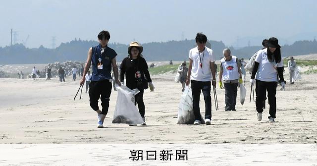 16年ぶりの海開きへ砂浜清掃 福島・浪江に町内外からボランティア