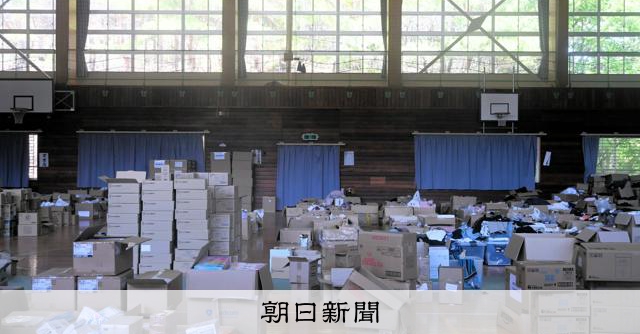 救援物資は「第2の災害」か 発災1年半後も体育館に山積み、古着も