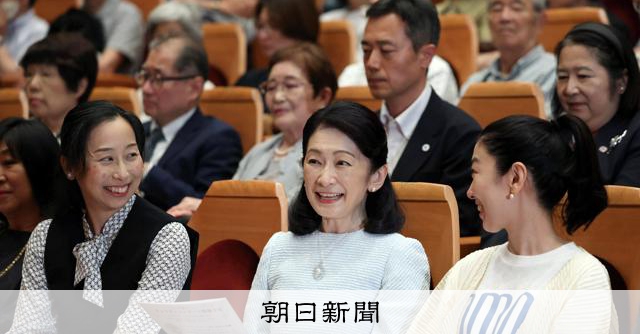 紀子妃欣賞罕病支援音樂會，感動落淚