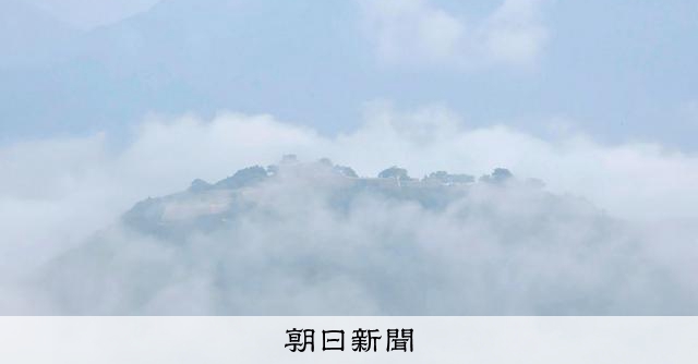 雲海中的天空之城，竹田城跡夏季罕見現身