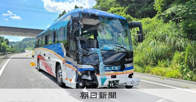 大分自動車道下り線由布市で企業従業員乗車の観光バス2台と乗用車3台が絡む追突事故、乗客12人と運転手搬送