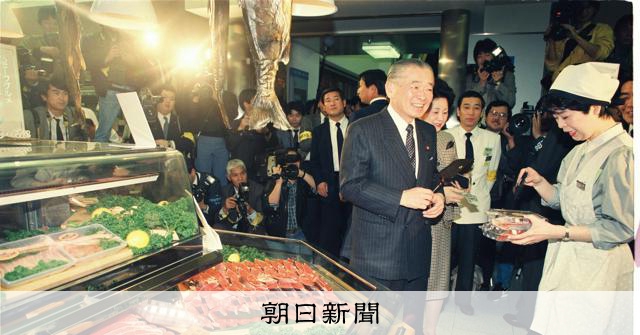 消費税導入38年、政権を揺るがした歴史と減税の行方