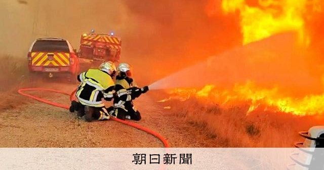 フランス南西部ジロンド県で大規模森林火災 黒焦げの松林に白煙、現場の消防士が「世界の終わりのようだ」と語る