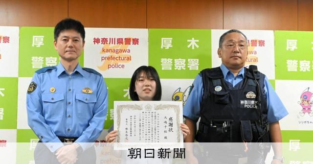 女高中生留意到橋上人影，與身為警官的父親聯手救下一命