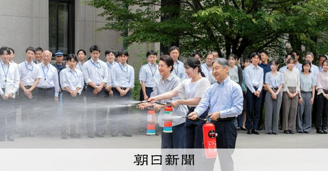 防災日，天皇一家也參與演習，天皇喊「放水開始」操作水管