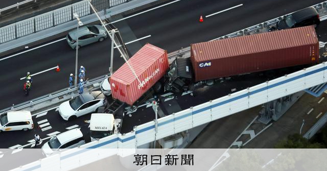 神戶第二神明道路發生10輛車連環追撞事故 10人輕重傷