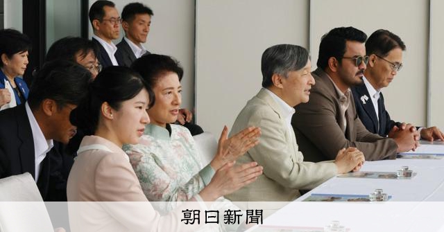 天皇一家觀賞亞洲運動會馬術比賽，詢問跳躍障礙的訣竅等