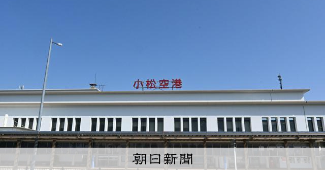 小松機場跑道出現裂縫 進行修補工程暫停運營
