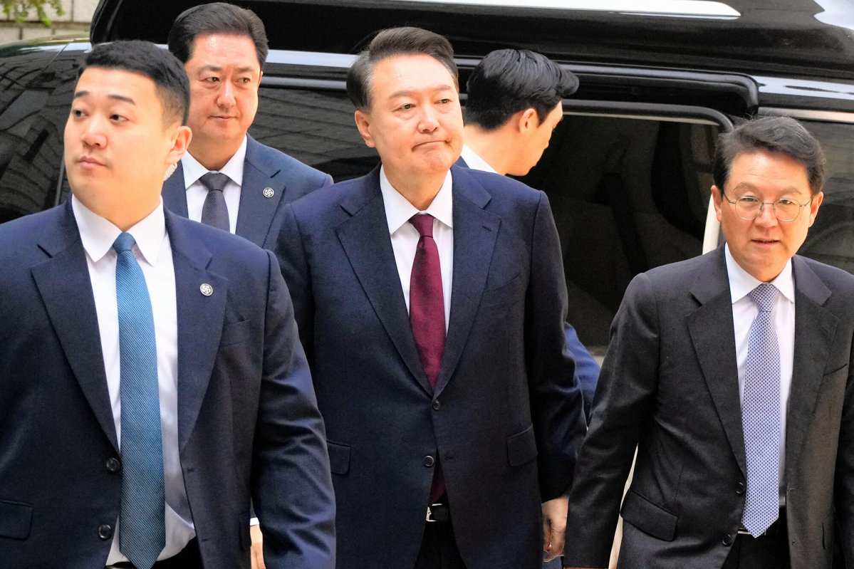 韓国前大統領に懲役2年の実刑判決　世論調査結果を無償で受領と認定