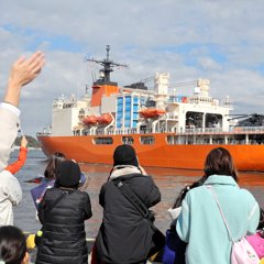 南極へ向けて観測船「しらせ」、横須賀出発 [南極と気候変動]：朝日新聞